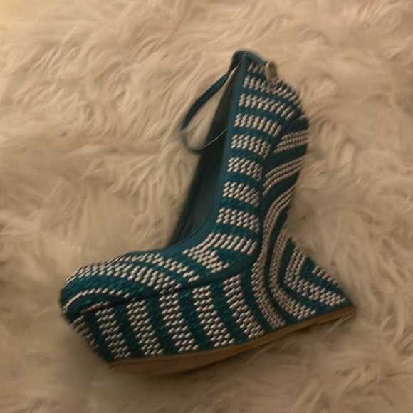 Unique heels - Picture 2 of 2